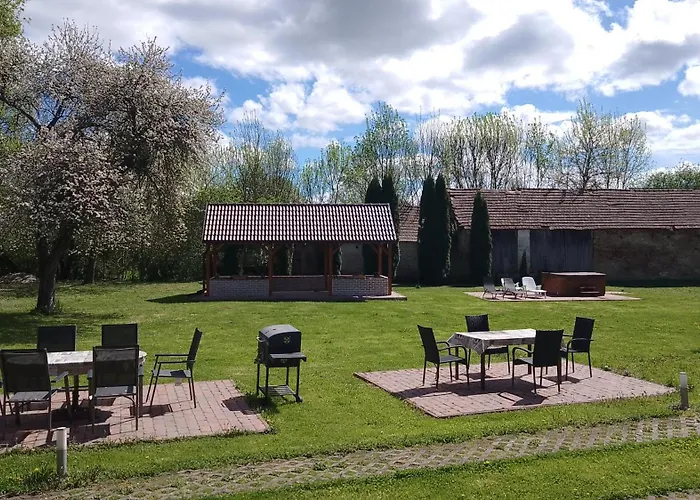 Almafas Jakuzzis Apartmanhaz Orseg Kerkakutas